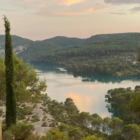 Jolie Maison De Village, A 2 Min A Pied Du D'esparron De Verdon 韦尔东的埃斯帕隆